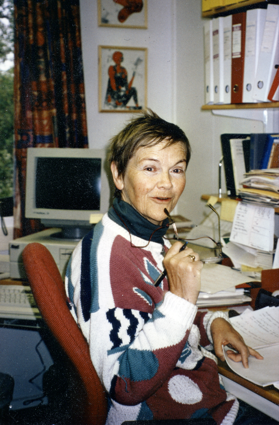 Bildetekst: Professor i kjemi Marit Trætteberg (1930-2009) på sitt kontor på Rosenborg. Foto: Ukjent/NTNU UB