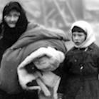 Tvangsevakueringen fra Finnmark 1944. En eldre kvinne og hennes barnebarn blir tvangsevakuert.