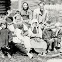 Russisk daghjem eller familie med kvinner, mann og barn. Fra Francis Brewster Reeves sin reise til Russland under sultkatastrofen 1891-1892. Kilde: https://www.flickr.com/photos/internetarchivebookimages/14780926691/