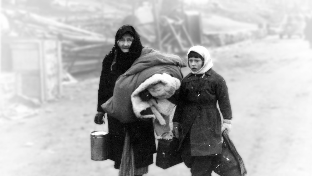 En eldre dame og hennes datterdatter blir tvangsevakuert fra Finnmark høsten 1944.