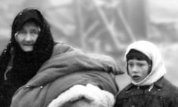 En eldre kvinne og barnebarnet under tvangsevakueringen av finnmark 1944. Kilde: Norges Hjemmefrontmuseum.