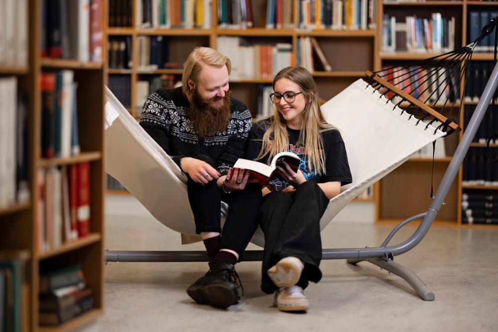 Studenter på instituttbiblioteket ved IFR. Bilde. 