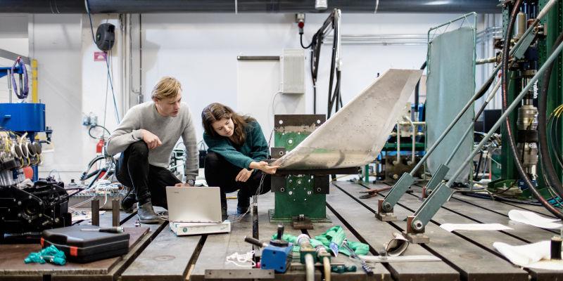 To studenter jobber i verksted. Foto: Geir Mogen/NTNU.