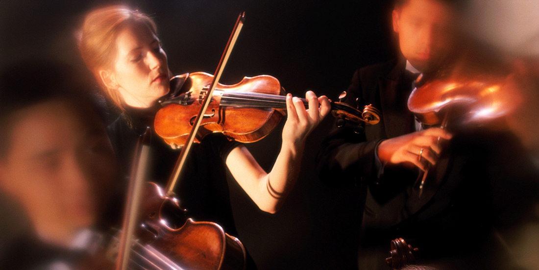 Tre personer spiller fiolin. Foto.
