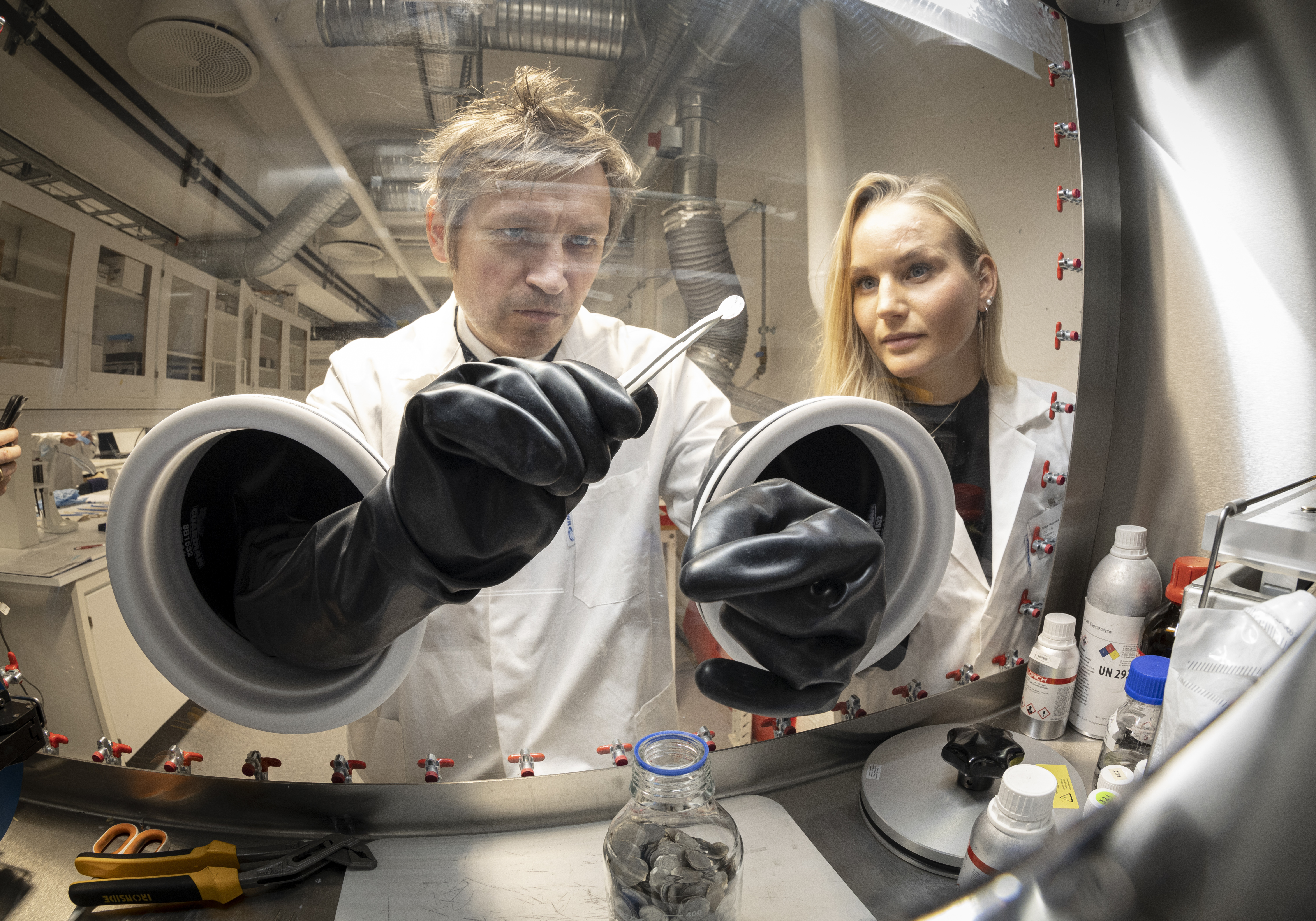 Forskere i batterilaben. Foto: Thor Nielsen