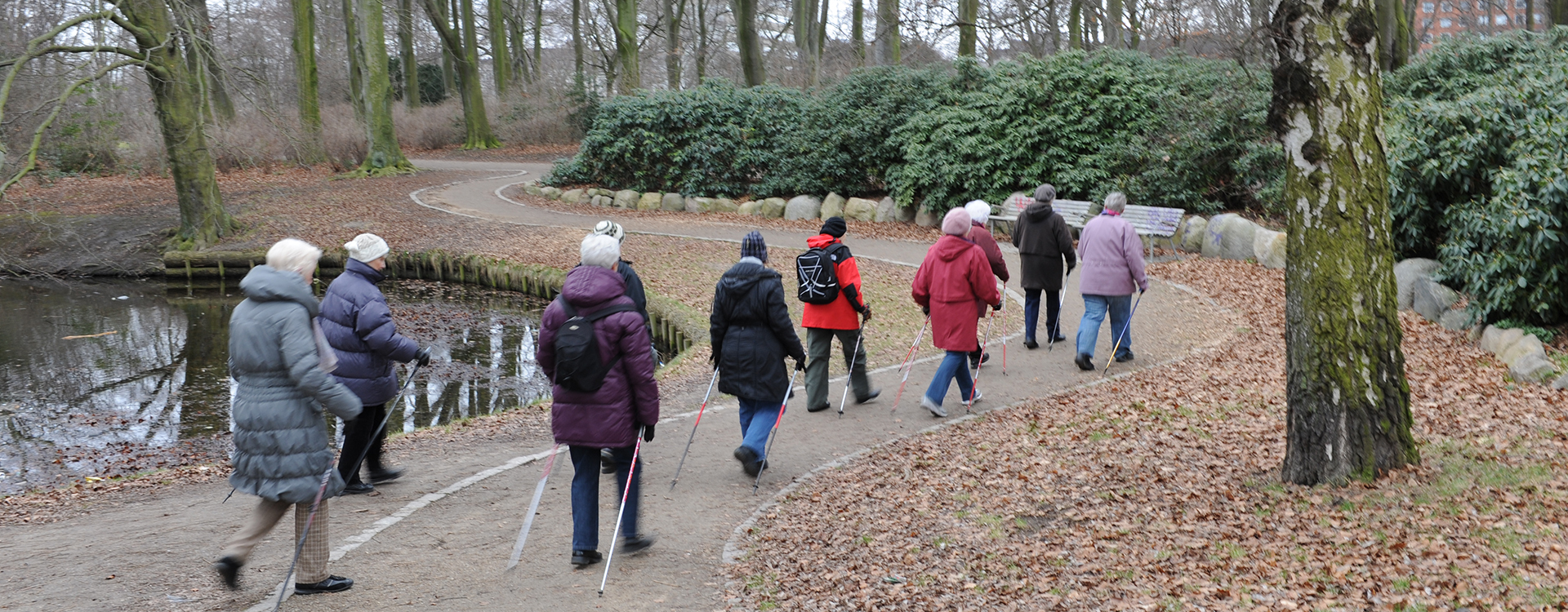 Eldre personer som går tur. Foto:Colourbox