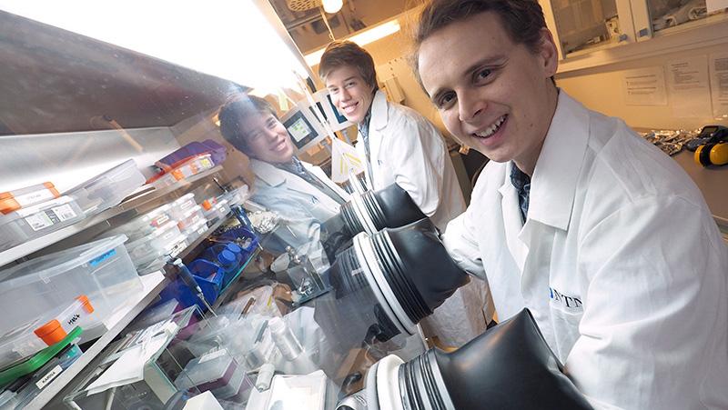 PhD candidates Henning Kaland and Jacob Hadler-Jacobsen in the lab. Photo: Per Henning/NTNU