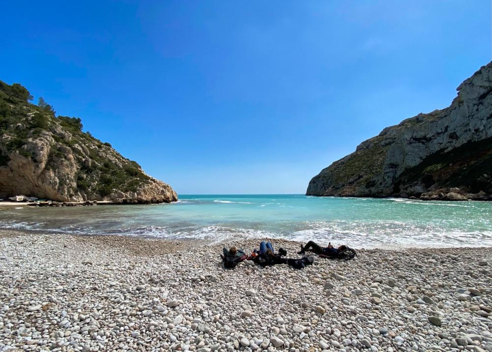 En steinete strand med havutsikt. Foto