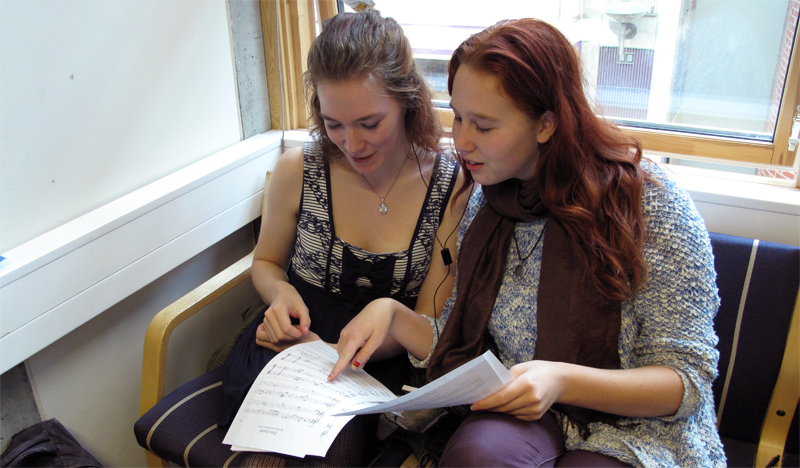 To studenter studerer en tekst sammen