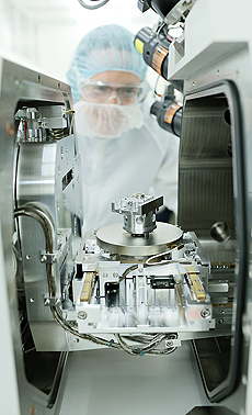 En student bruker høyteknologisk utstyr til nanostrukturering (FIB) av en prøve på NTNU NanoLabs renrom. Foto