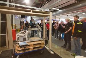Håvard Halvorsen og nLink hjelper for tiden byggebransjen. Her presenterer Håvard robotteknologien på Bygg Reis Deg-messen.