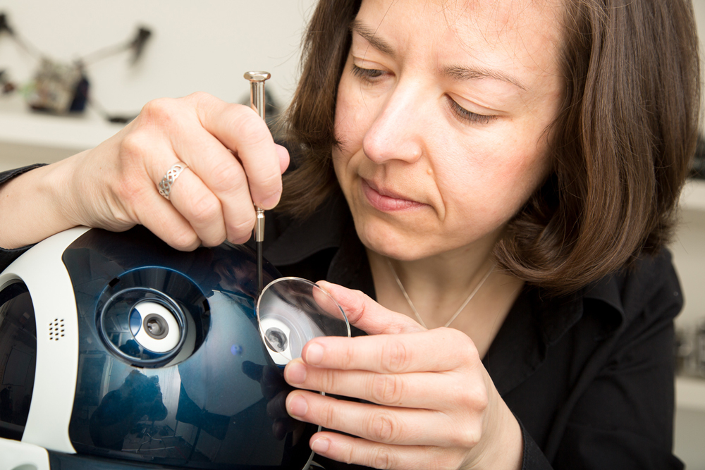 Annette Stahl gir øyne til en robot