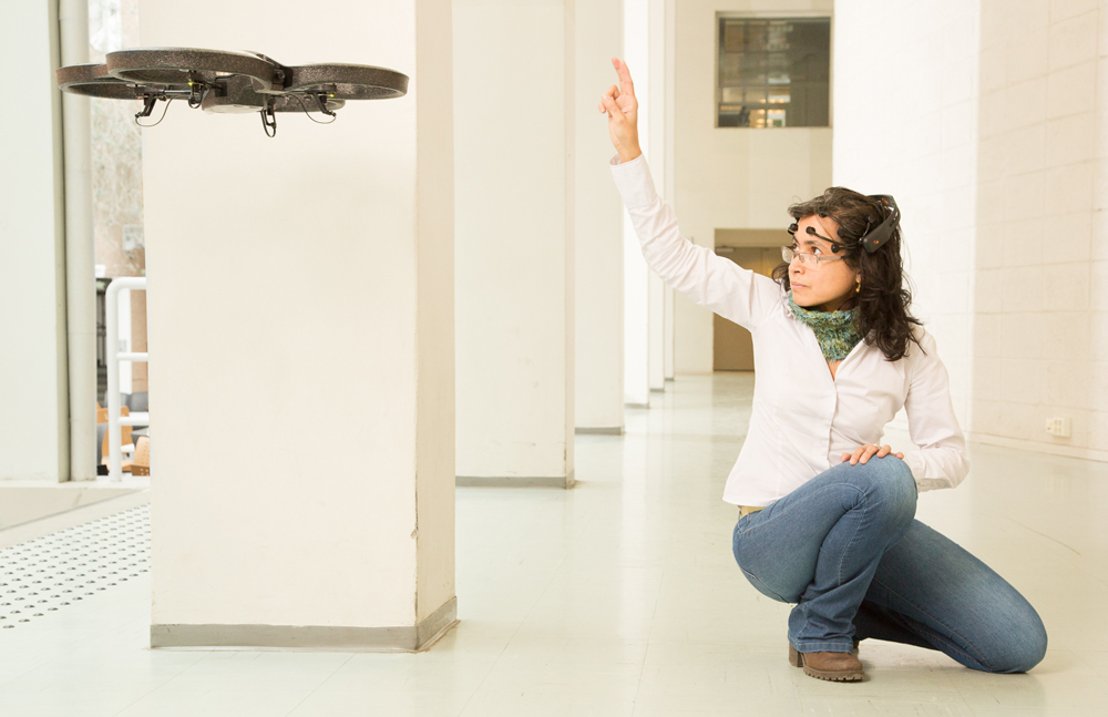 Marta Molinas flyr en drone med tankekraft