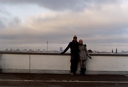 På et høyt tak med fjernsynstårnet i bakgrunnen (Jeg og  Helene)