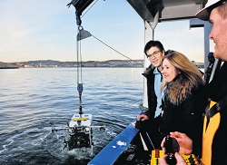 Tenkende teknologi: Asgeir Sørensen og Kristin Ytterstad Pettersen ser på at Robert Staven senker den fjernstyrte undervannsfartøyet Minerva i Trondheimsfjorden. Forskerne ønsker å gjøre teknologien smartere og mer selvstendig. Foto: GLEN MUSK