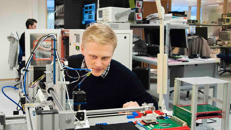 Henning Stenersen (25) er nyansatt kybernetiker i Nordic Semiconductor. Her fra selskapets test-laboratorium. Foto: Erlend Tangeraas Lygre