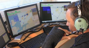 UAV-operatør Lars Semb følger flyet nøye og kan gjøre endringer i programmet som styrer flyet. Foto: Tor Arne Johansen