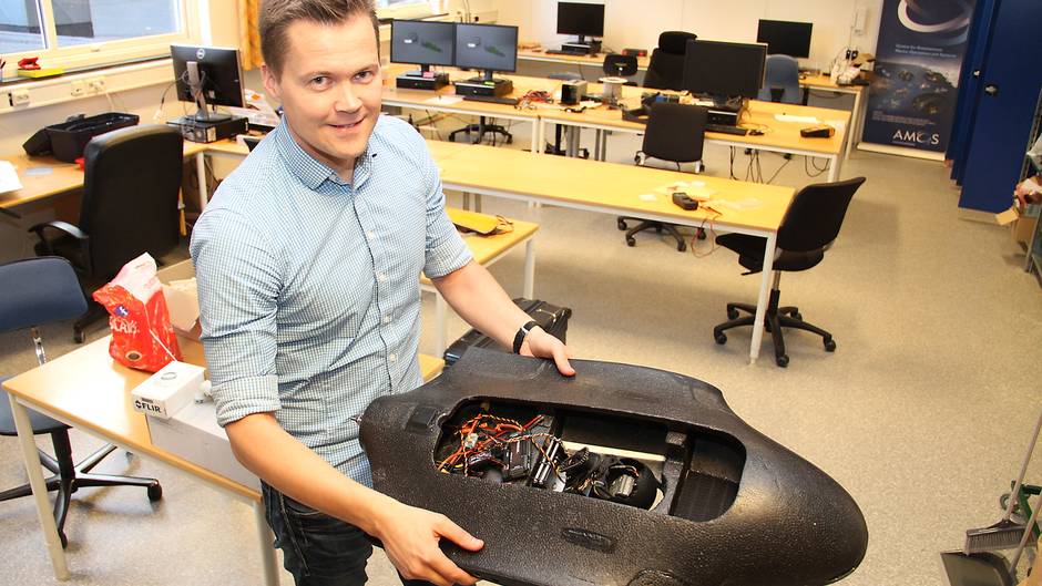 Instituttleder Morten Breivik og institutt for teknisk kybernetikk på NTNU er eneste universitet i Norge som kan tilby studentene eget UAV-laboratorium. Her tilbys både kompliserte UAVer til forskning, og enklere modeller studentene kan øve seg med – og gjerne kræsje. Foto: Joachim Seehusen