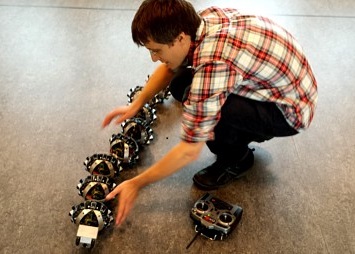 Slangerobotforsker Aksel Transeth demonstrerer 'Weeko, som om noen år kan bli verdens første romslange. Foto: Ellen Flå / NRK