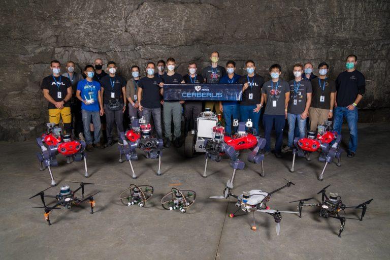 Team Cerberus samlet med robotene som ble brukt i konkurransen. Foto: Team Cerberus