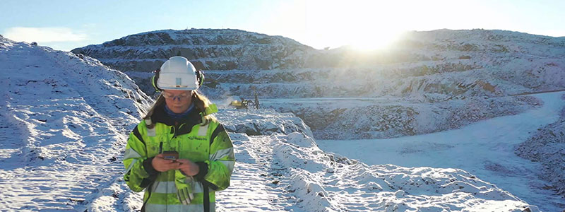 Student fra tekniske geofag er på feltarbeid i Finnmark.
