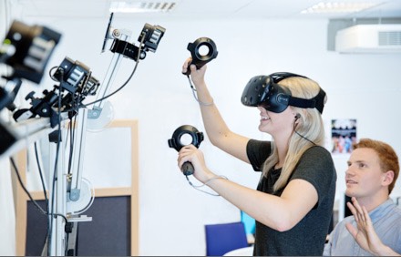 Kvinne med VR-briller i laboratoriet. Bilde Foto: Geir Mogen