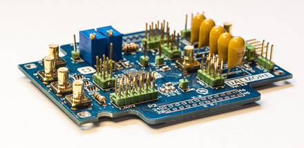 Kretskort med påmonterte elektroniske komponenter. Bilde