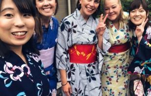 Tre blide LIMA-mastere på utveksling i Japan i 2019. Foto