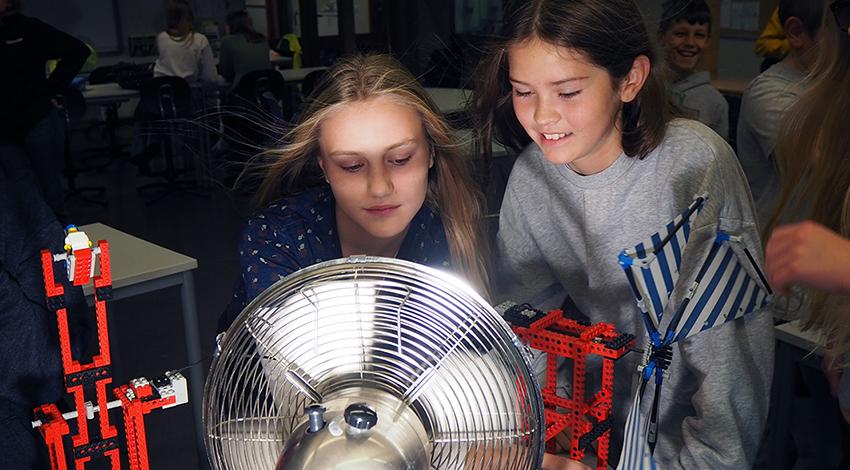 Aktivitet: Fornybar elektrisk energi - Forskersprinten på skolebesøk høsten 2021. Vi viser her hvordan elektrisk energi produseres fra fornybare energikilder, og hvordan fossile energibærere kan erstattes med elektrisk energi.