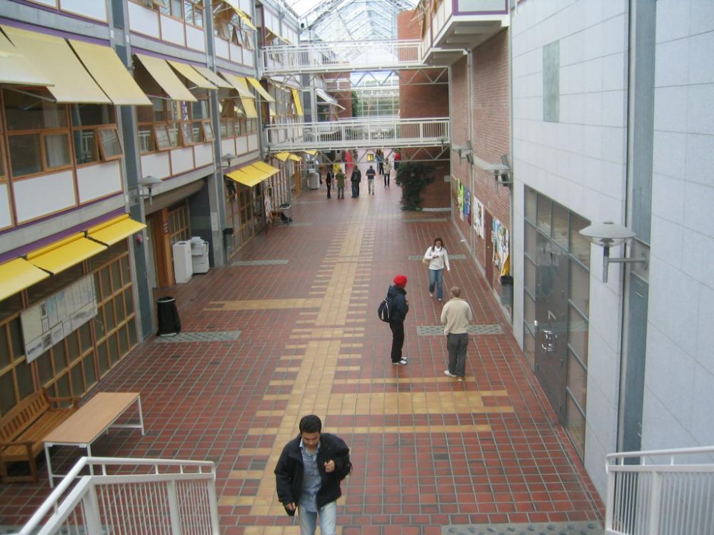 En stor korridor med folk. Foto