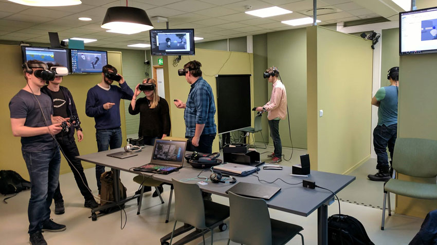 Studenter med VR-brilller i VR-laben på Dragvoll
