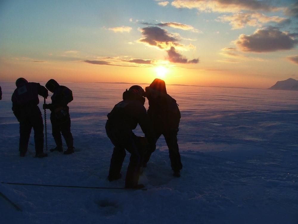 Forskningsarbeid i Arktis, solnedgang og is