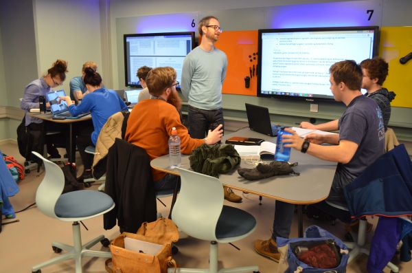 Jan Frode Hatlen tester nye undervisningsformer med sine studenter. Foto: Caroline Fredriksen/NTNU