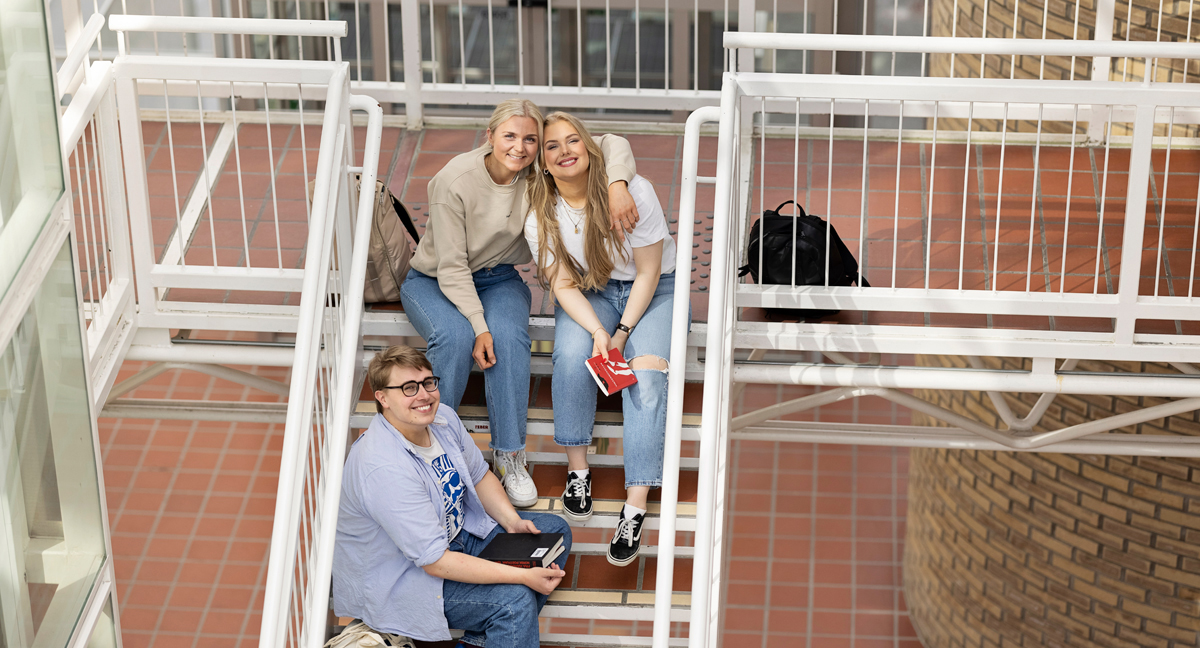 3 studenter i trapp. Foto