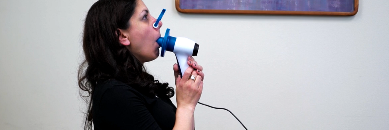 Kvinne som gjennomfører spirometri